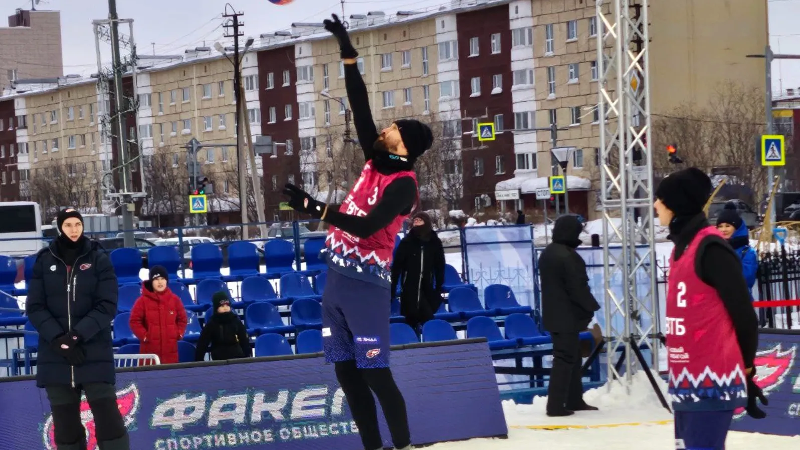 Ямальский «Факел-2» занял третье место чемпионата РФ по снежному волейболу. Фото: Светлана Лащ / «Ямал-Медиа»