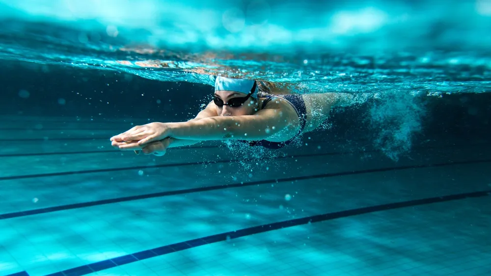 Плавание — один из самых эффективных видов физической активности для сжигания калорий. Фото: BalanceFormCreative/Shutterstock/ФОТОДОМ