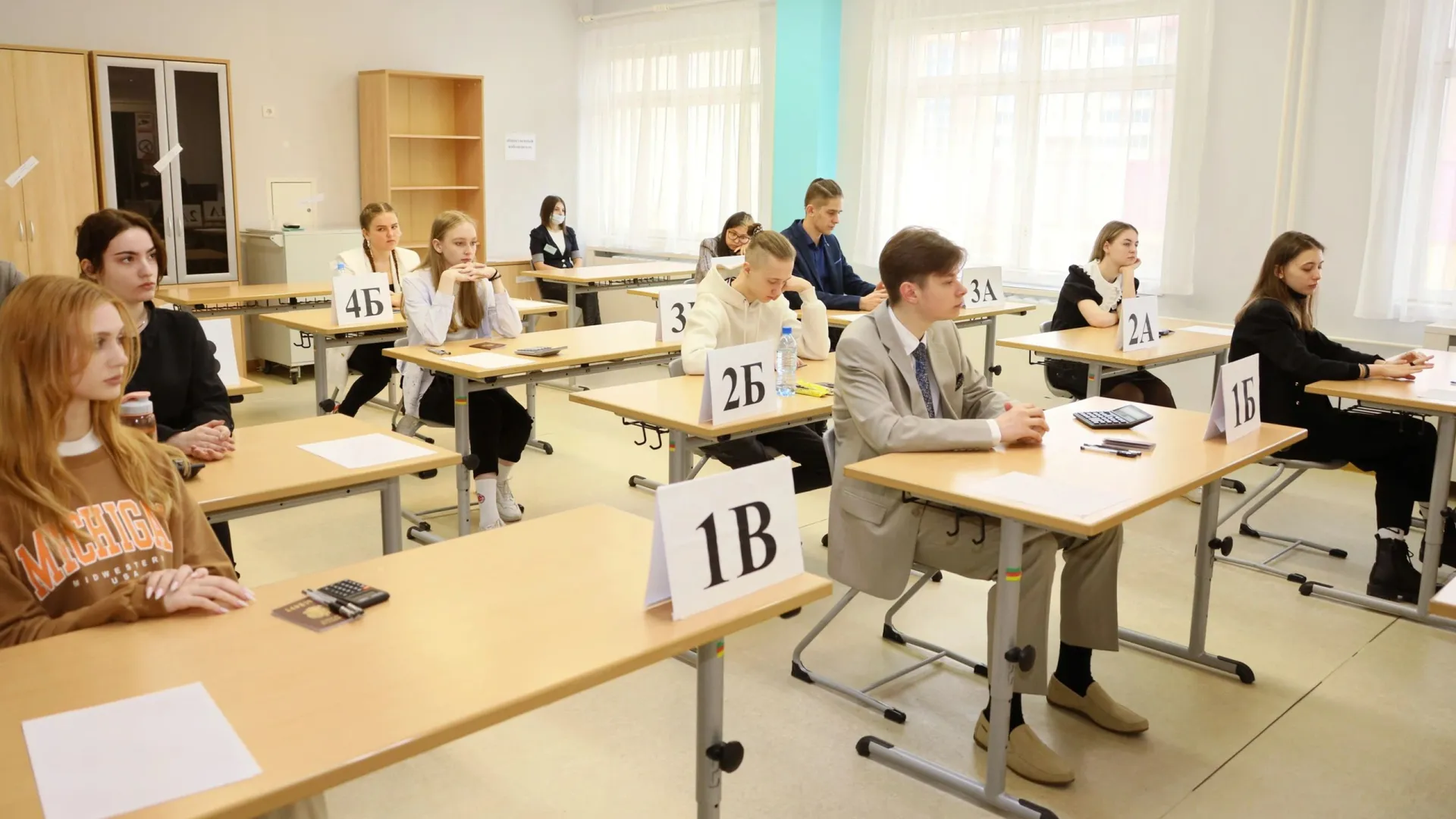 Через четыре месяца выпускники школ начнут сдавать ЕГЭ. Фото: Василий Петров / «Ямал-Медиа»