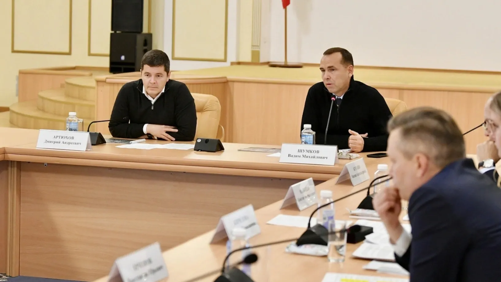 Совещание под руководством Артюхова и Шумкова. Фото предоставлено пресс-службой губернатора ЯНАО