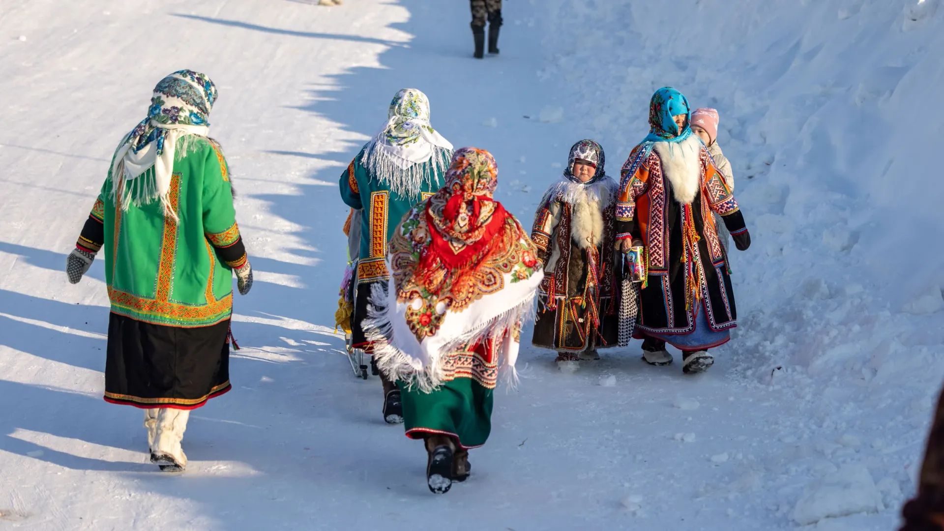 Приезжим праздник кажется особенно сочным, ярким, колоритным. Фото: Сергей Зубков / «Ямал-Медиа» 