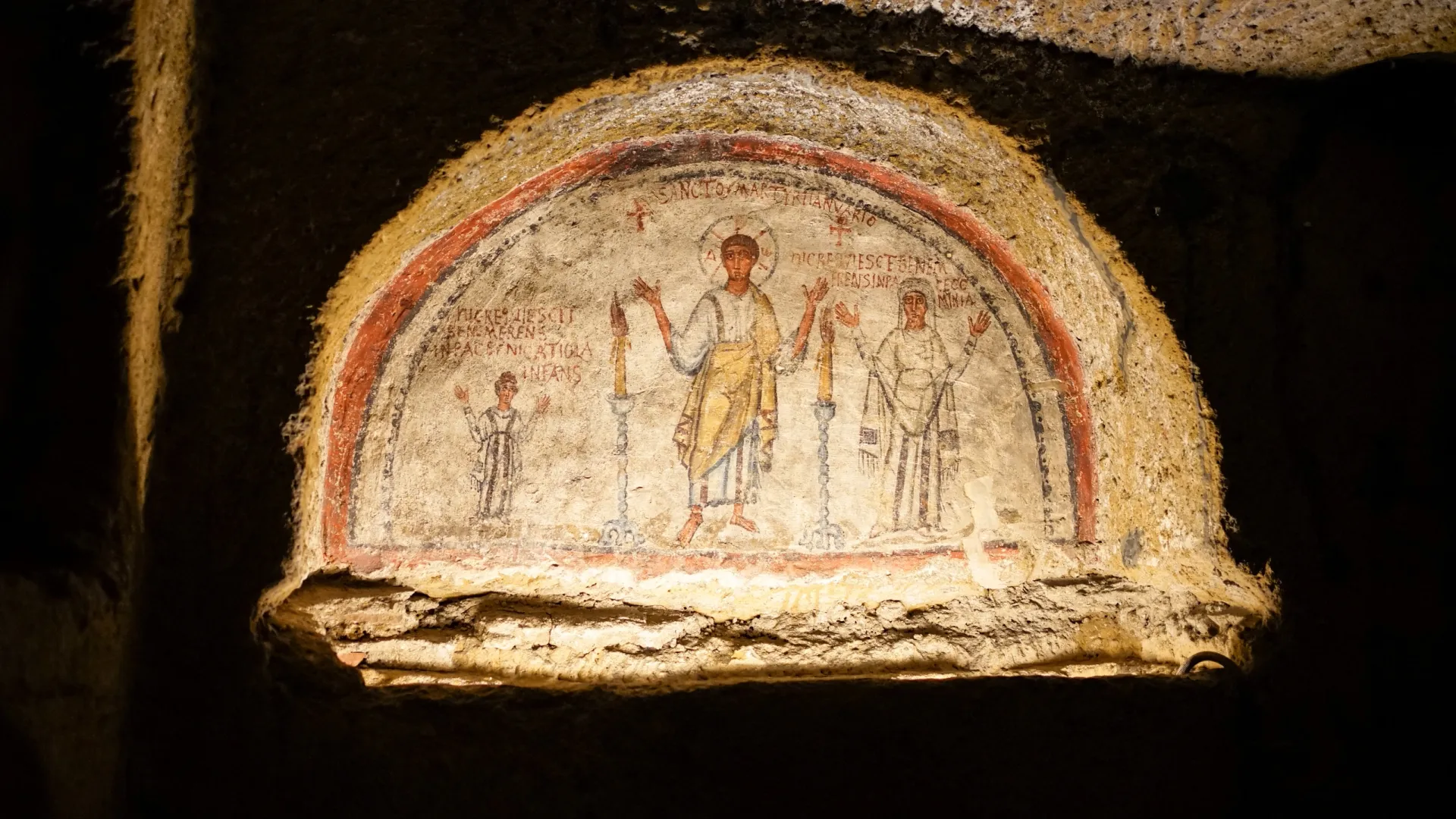 Погребальная живопись с религиозными мотивами в катакомбах Сан-Дженнаро, Неаполь. Фото: The Road Provides/Shutterstock/Fotodom