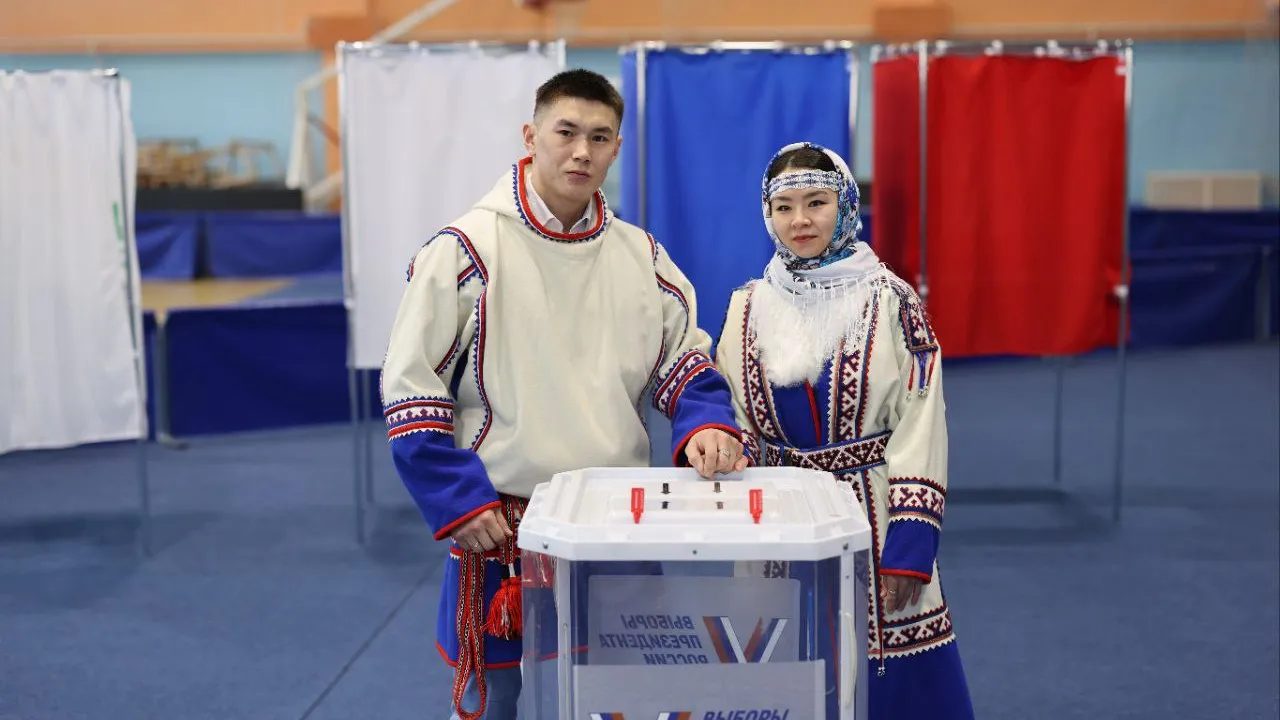 В Яр-Сале первыми проголосовавшими стала молодая семья. Фото: Сергей Зубков / «Ямал-Медиа»
