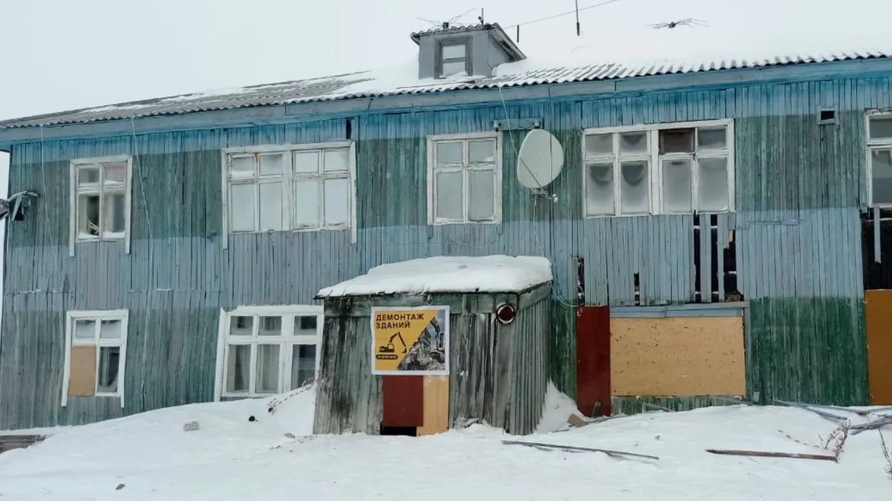 Долгое время в заброшенные дома в Тазовском мог зайти любой желающий. Фото предоставлено прокуратурой ЯНАО