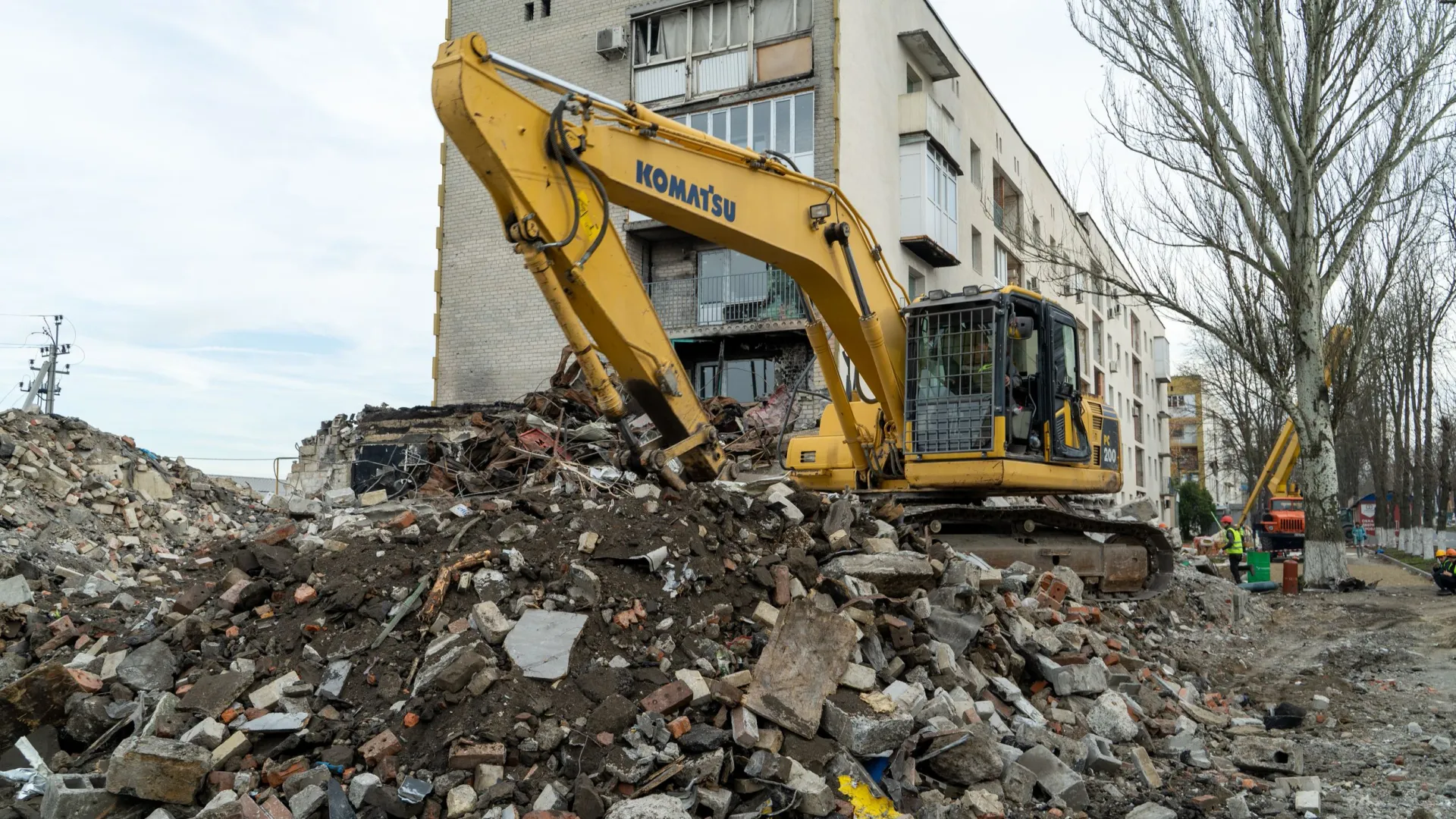 Коммунальщикам не нравятся горы строительного мусора во дворах. Фото: Тимур Ахмедов / «Ямал-Медиа»
