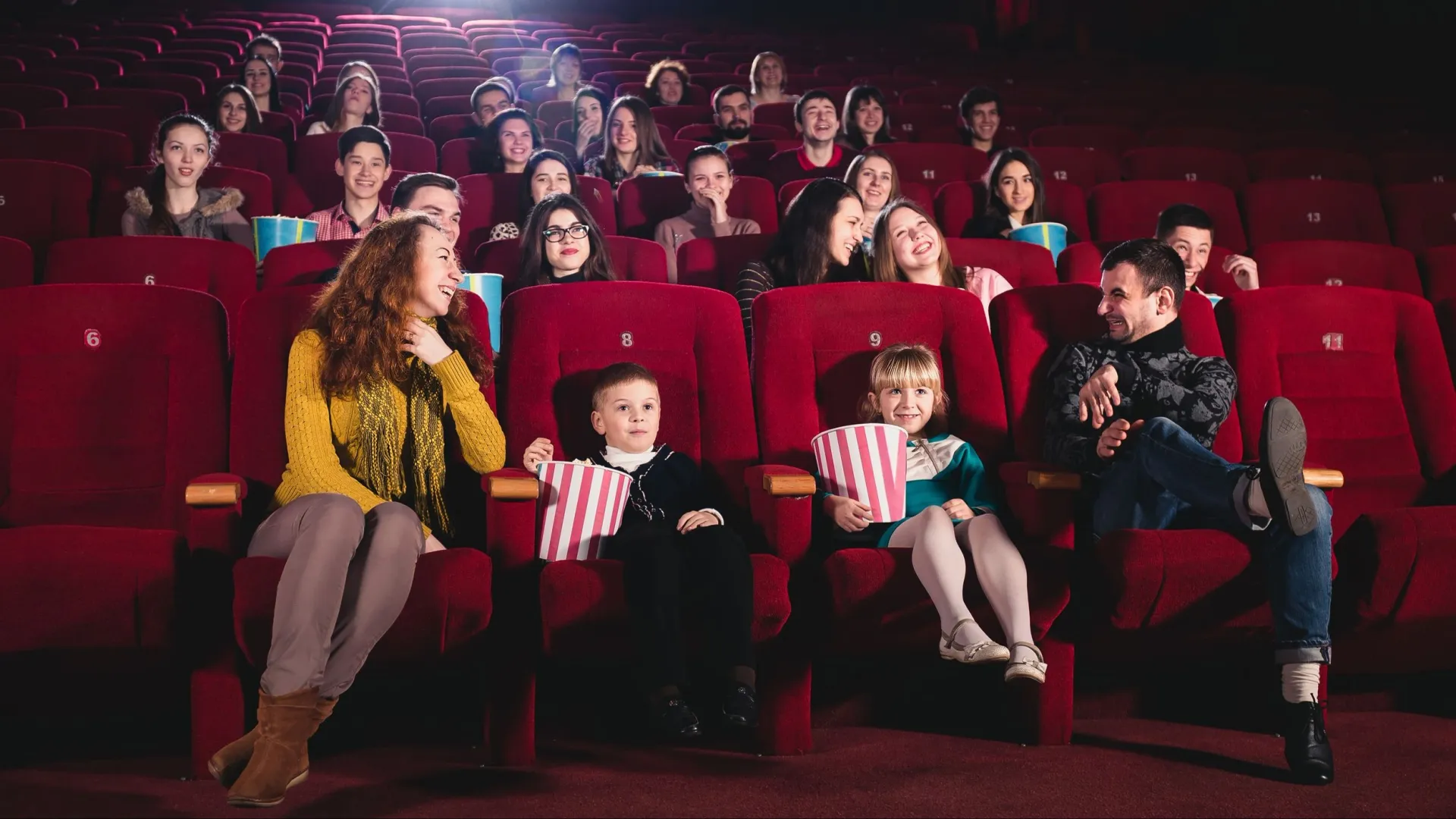 В кинотеатрах часто устанавливают кресла с красной обивкой. Фото: Goncharov_Artem/Shutterstock/Fotodom