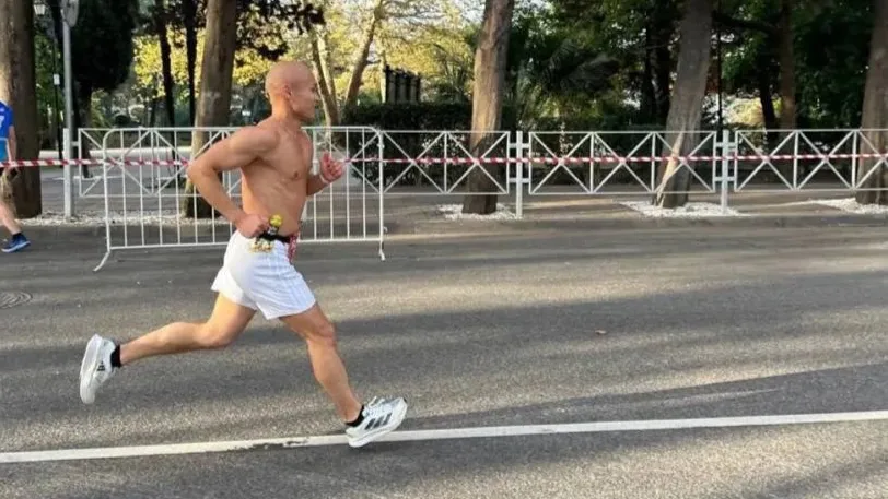 Александр Лаптандер на дистанции 42,2 км «Сочи Марафона». Фото: t.me/salekhard_admin