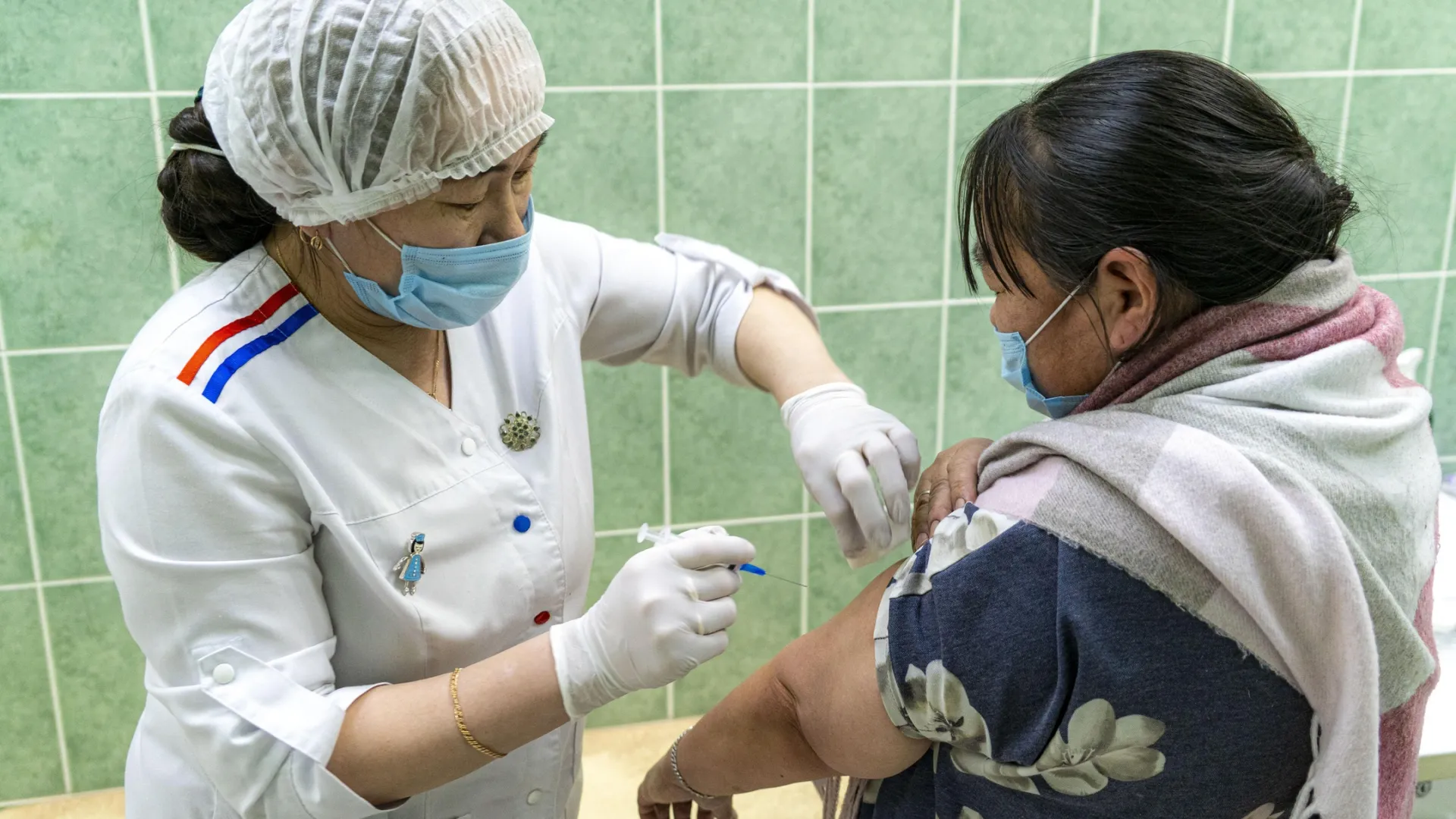 Сначала вакцинируют людей, которые были в контакте с заразившимися. Фото: vk.com/moi_yamalskiy_raion