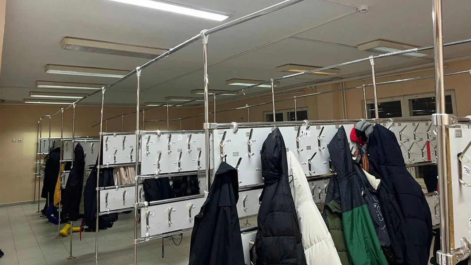 В салехардской школе решили проблему с перегруженностью гардероба. Фото: t.me/directorvteme/11