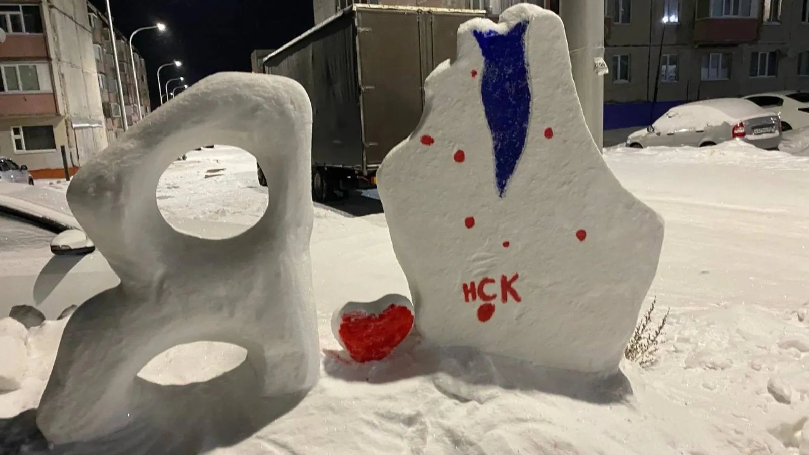 Скульптура из снега «Я люблю Ноябрьск» появилась в седьмом микрорайоне города. Фото: NSK /t.me/Noyabrsk112