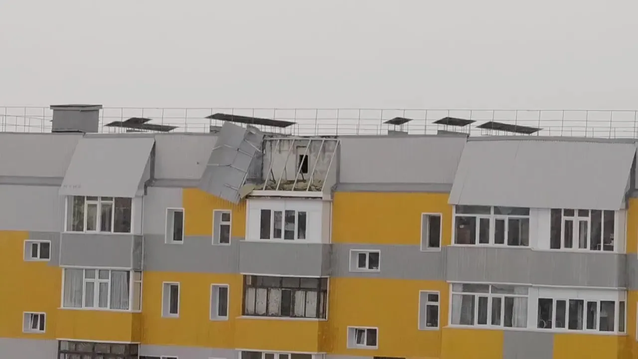 Части крыши, сорванной ветром, могут упасть на людей и автомобили. Фото: NSK / https://t.me/Noyabrsk112