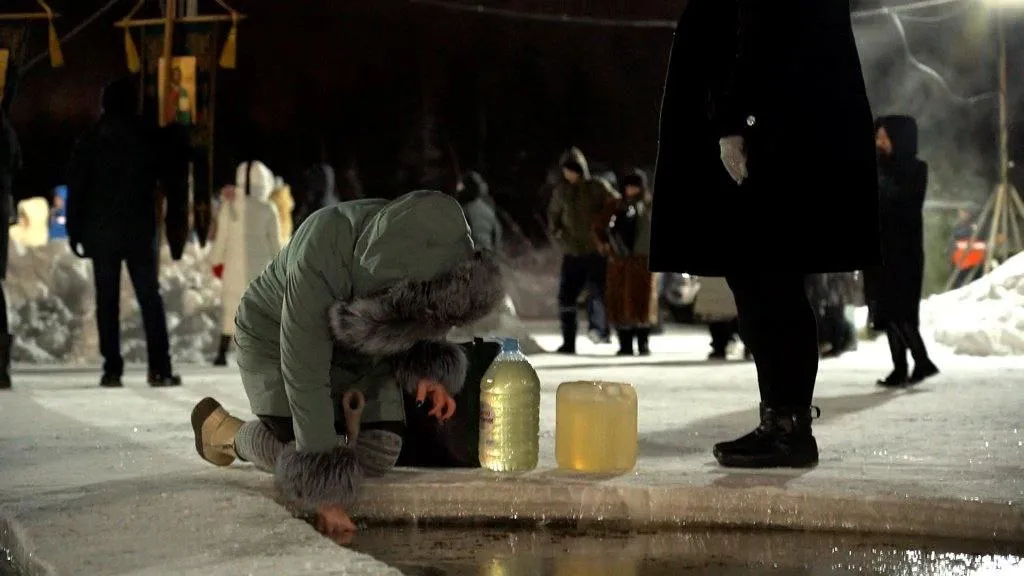 Ямальцы забирают освященную воду с собой. Фото: «Ямал-Медиа»