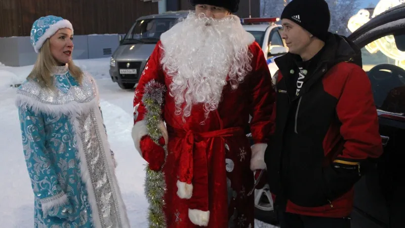 Дед Мороз призывал водителей к порядку на дорогах. Фото предоставлено пресс-службой МВД по ЯНАО