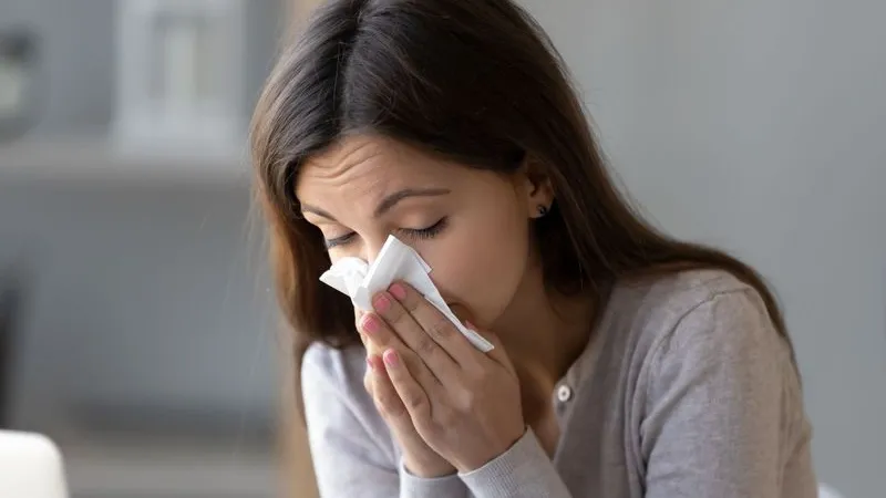 Насморк осенью может быть проявлением сезонной аллергии. Фото:  fizkes / Shutterstock / Fotodom