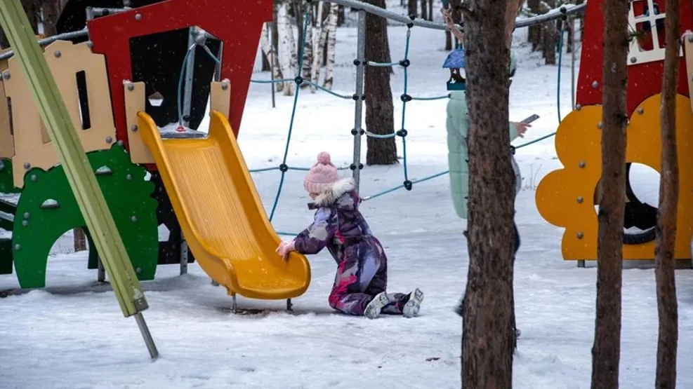 На детской площадке малыши могут найти развлечение по душе. Фото: Юрий Здебский / «Ямал-Медиа»