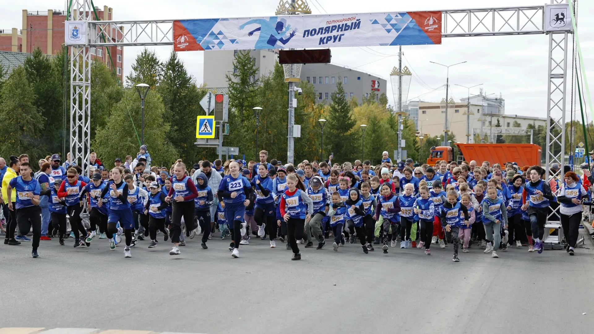 Более 800 спортсменов пробежали салехардский полумарафон. Фото: Андрей Ткачев / «Ямал-Медиа»