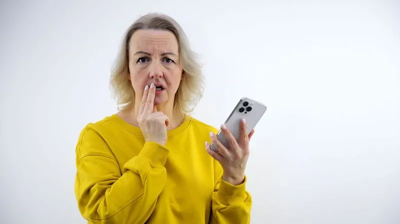 Женщина попалась на уловку телефонных мошенников. Фото: Oleksandra Kharkova/Shutterstock/Fotodom