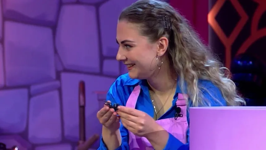 Марина Острикова в шоу «Король десертов» на канале «Ю». Кадр из видео friday.ru.