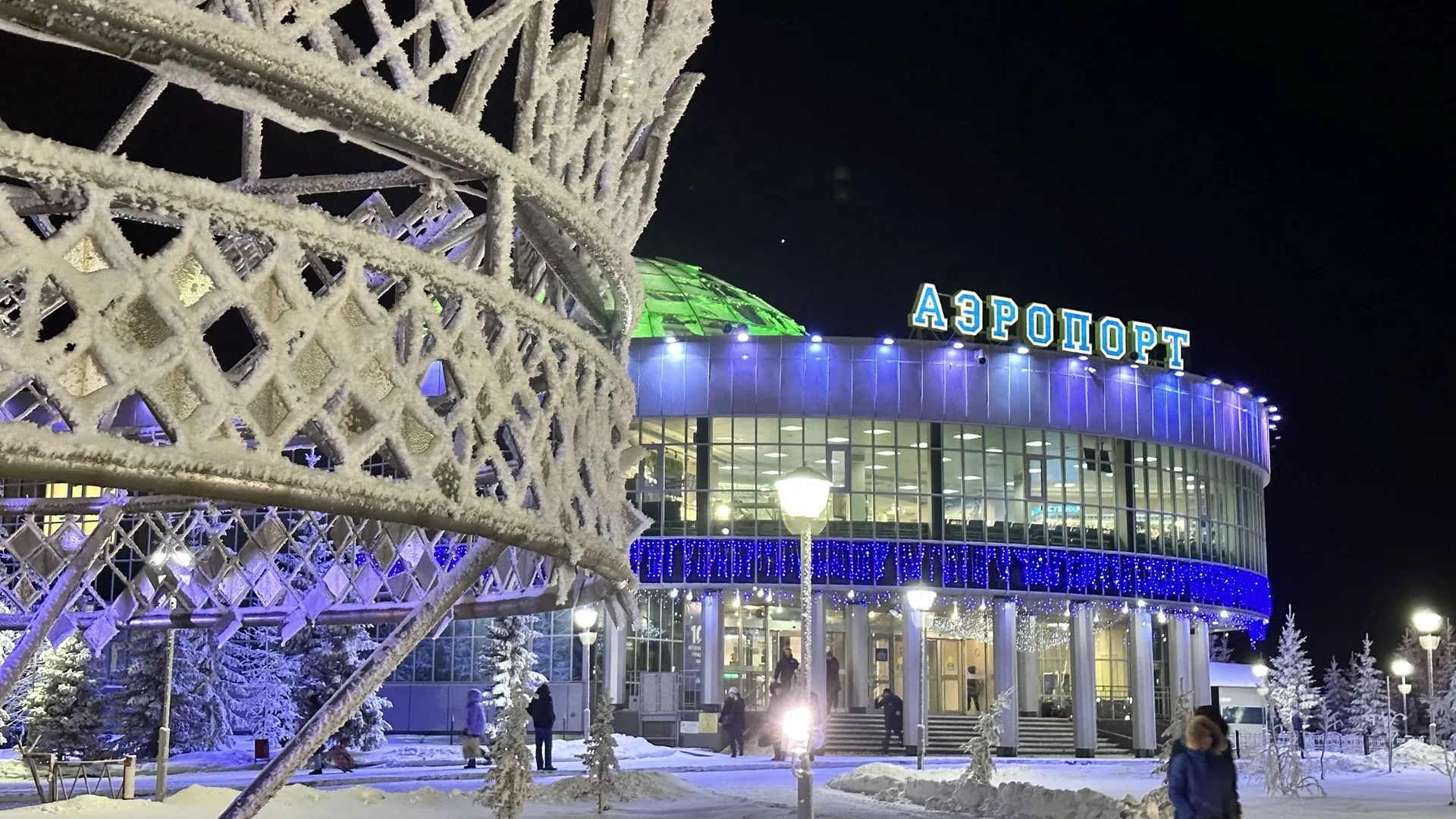 По плану, в 2027 году будет построен новый аэровокзальный комплекс, существующий реконструируют. Фото: Андрей Ткачев / «Ямал-Медиа»