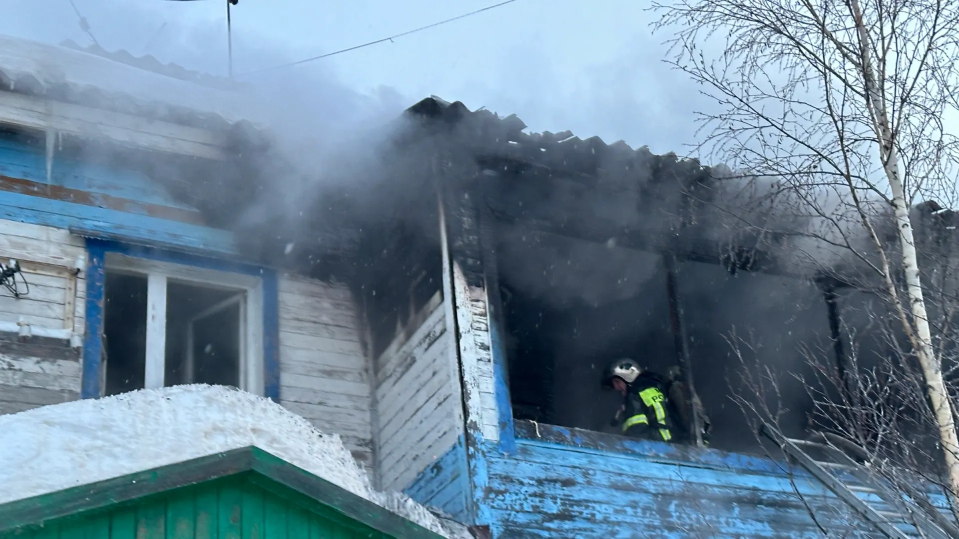 В Салехарде загорелась жилая двухэтажка на Игарской. Видео | Север-Пресс