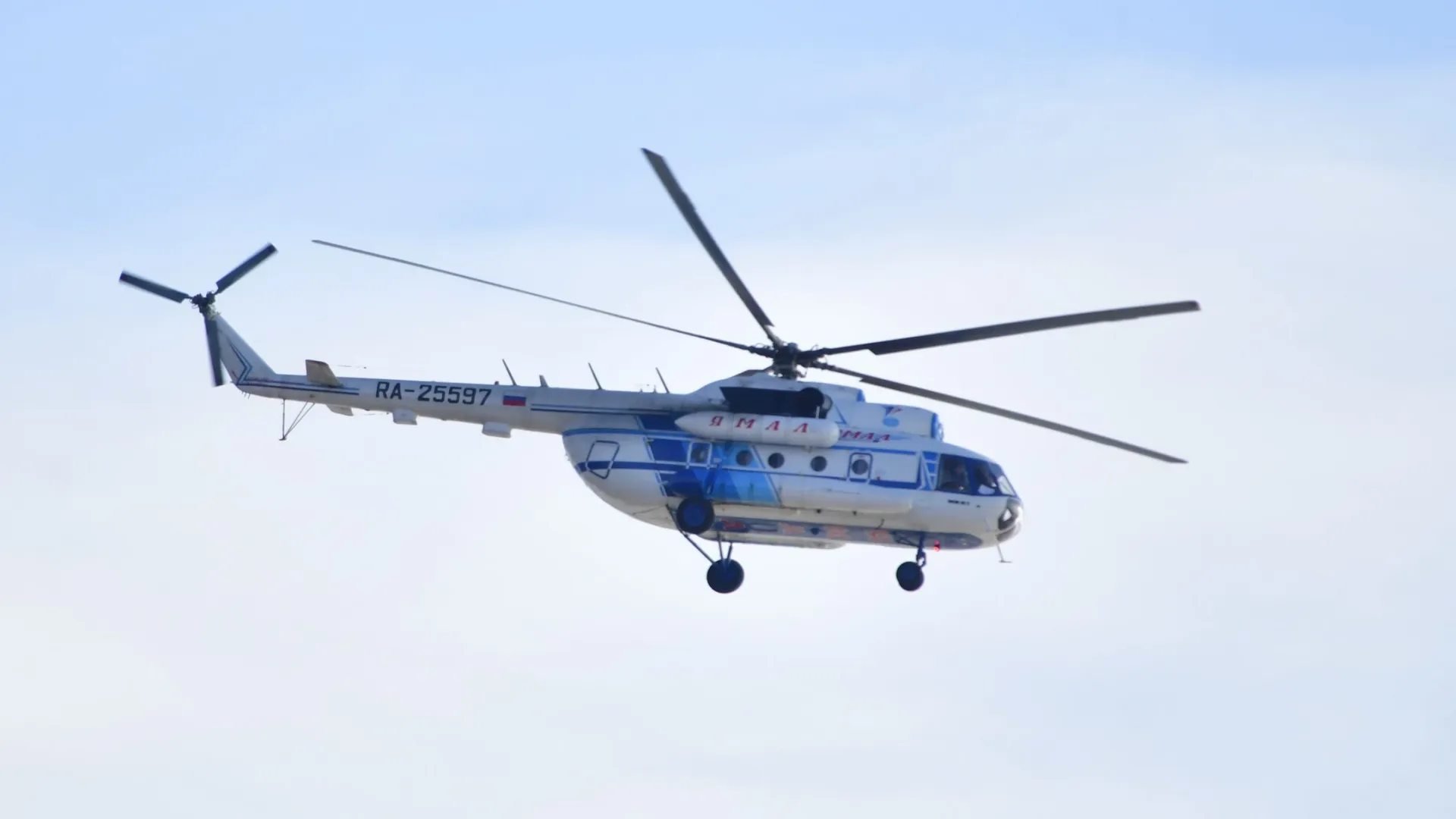 Вертолет связывает Белоярск с большой землей. Фото: Андрей Ткачев / «Ямал-Медиа»