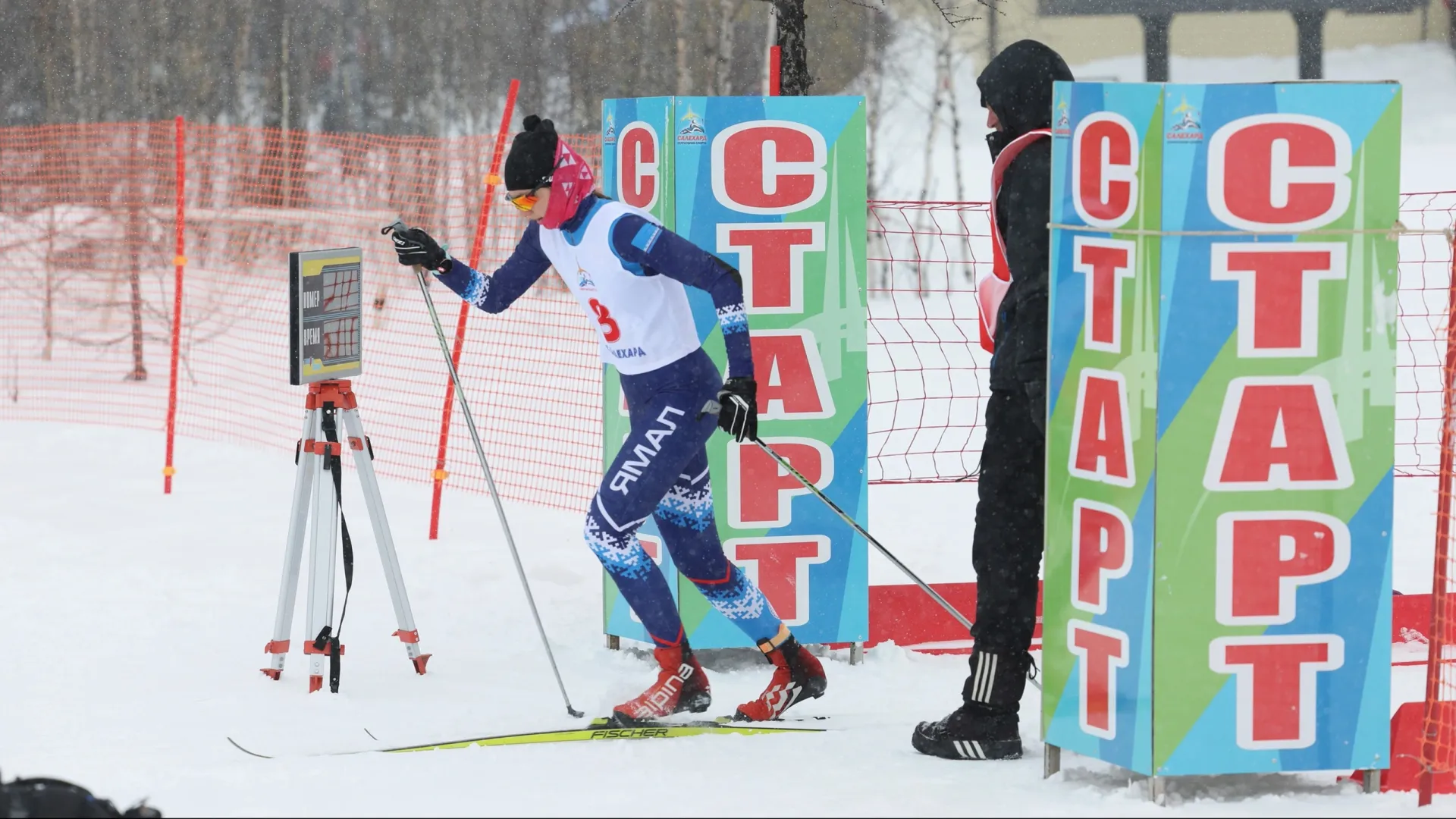 Участники лыжных забегов преодолевали на время дистанции от 3 до 15 км. Фото: Андрей Ткачёв / «Ямал-Медиа»