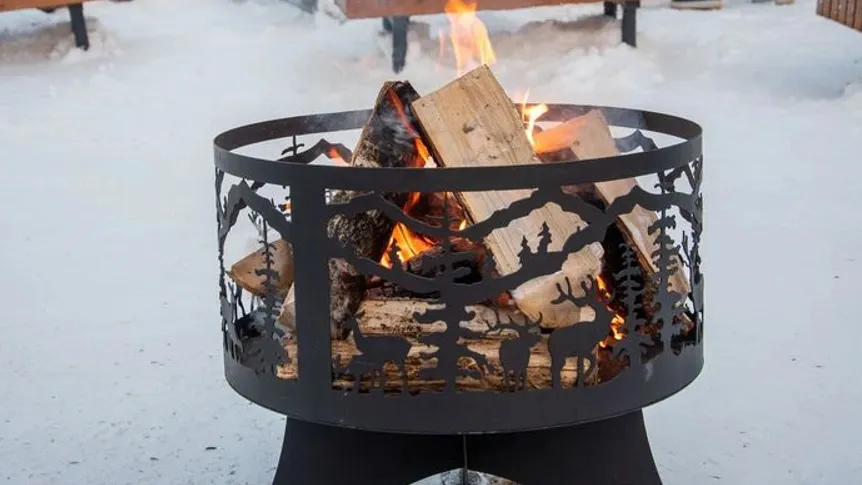 Согреться в мороз гости глэмпинга могут у живого огня. Фото: Юрий Здебский / «Ямал-Медиа»