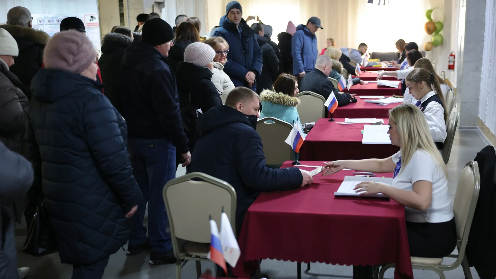 Ямальцы с утра выстроились в очереди на избирательных участках. Фото: Андрей Ткачев / «Ямал-Медиа»