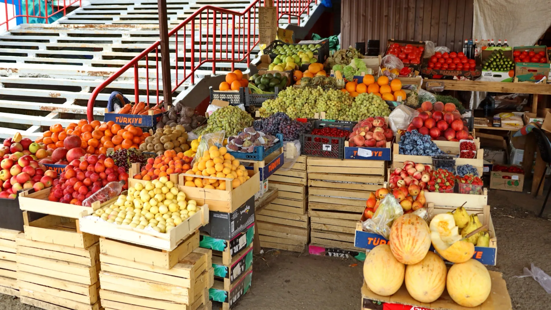 Надымчане жалуются на некачественные продукты в ретейлере. Фото: Василий Петров / «Ямал-Медиа»