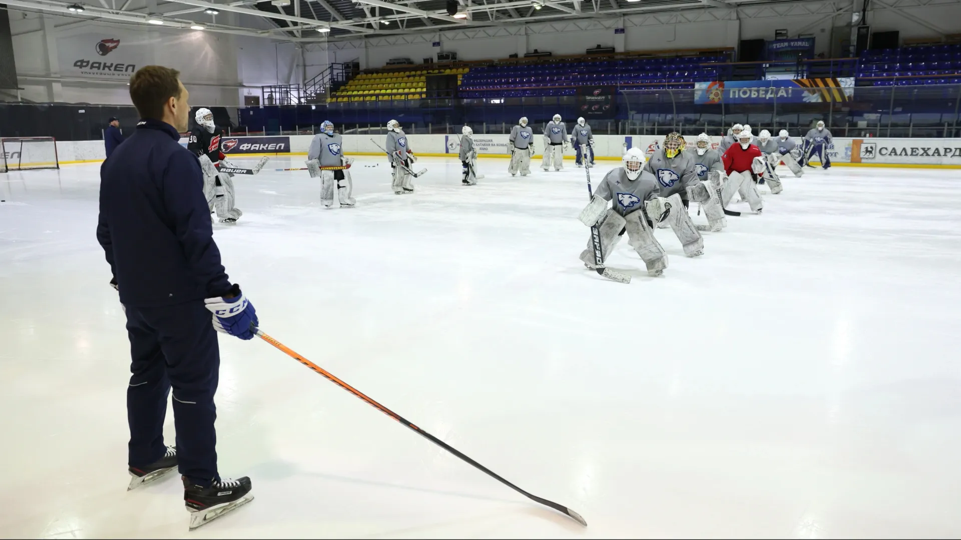 Мастер-класс проходит для хоккейных вратарей из пяти муниципалитетов ЯНАО. Фото: Андрей Ткачев / «Ямал-Медиа»