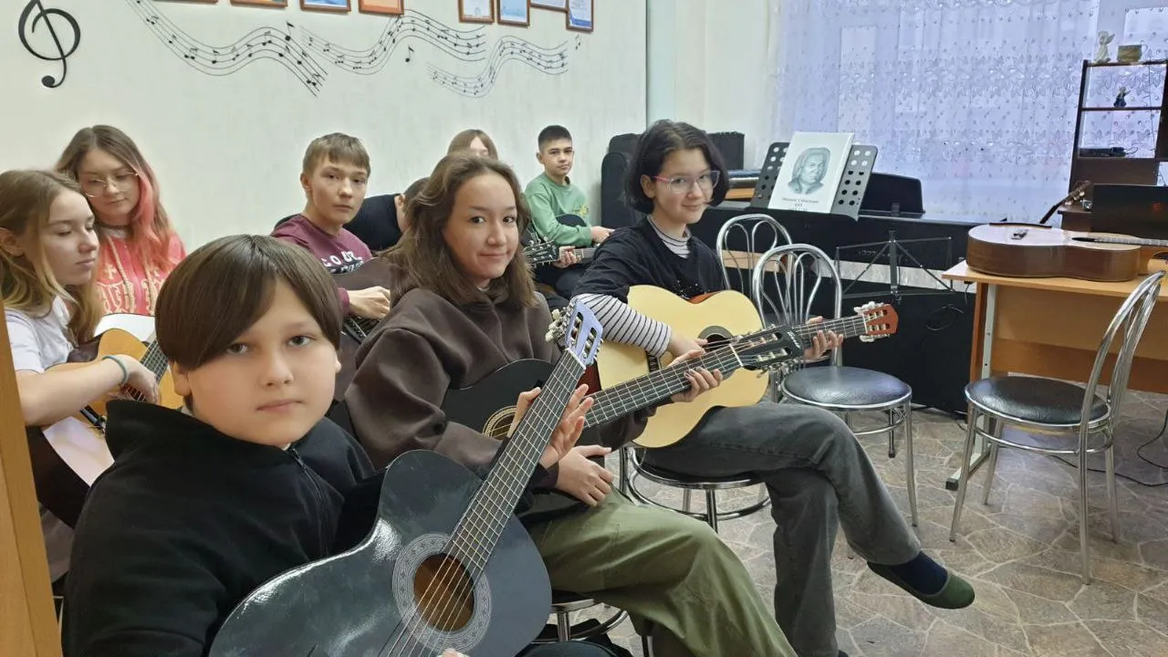Дети научились новым приемам игры на гитаре. Фото: t.me/akademiyatalantov_nur