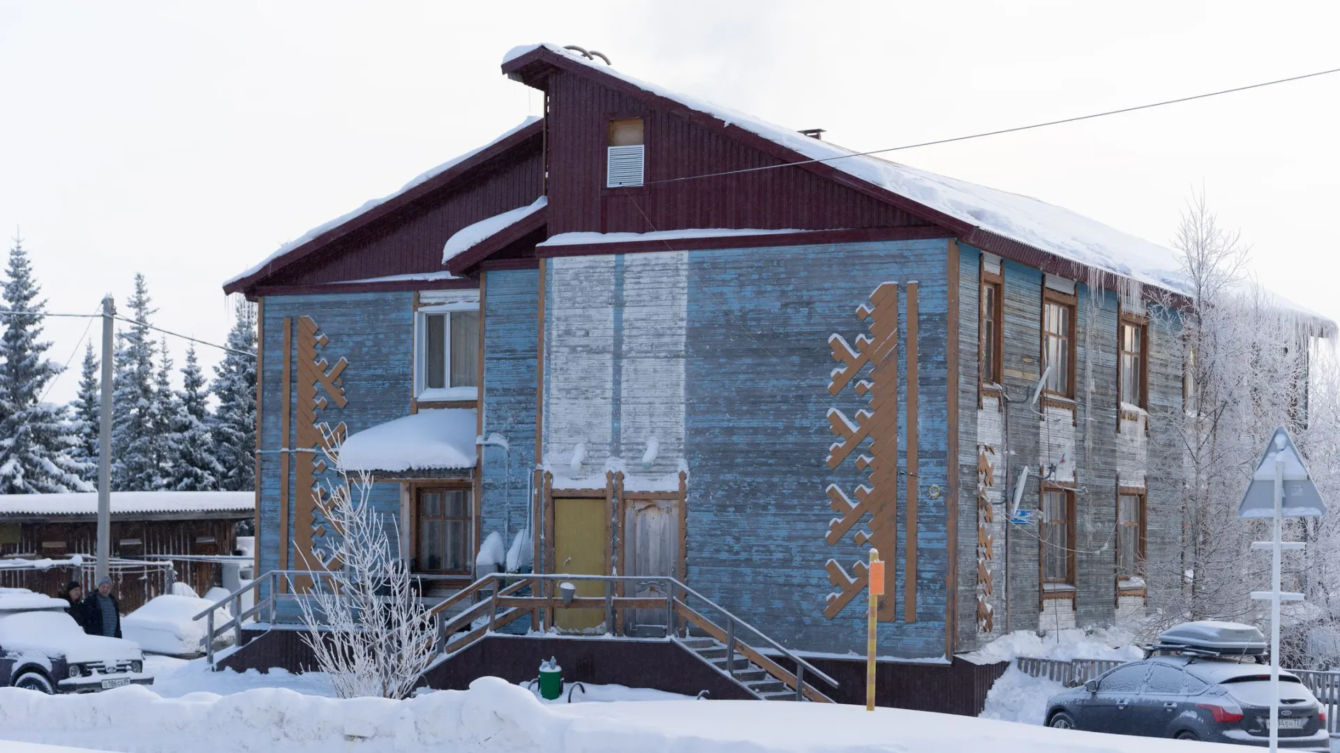 В Аксарке под двумя домами установили термостабилизаторы. Фото: Сергей Зубков / «Ямал-Медиа»