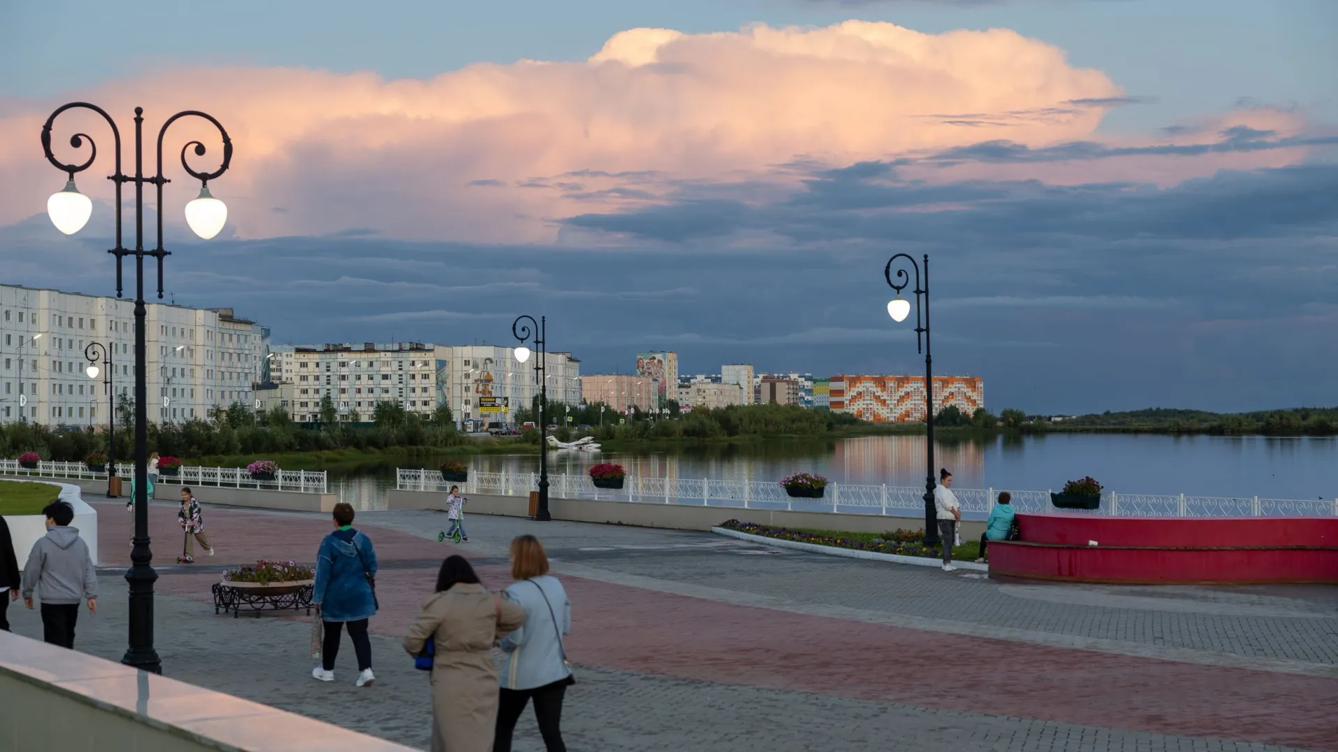 Жизнь в Надыме перед тем, как солнце уйдет за горизонт. Фото: Федор Воронов / «Ямал-Медиа»