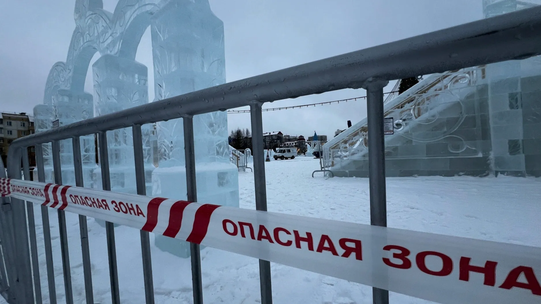 Проход в ледовый городок в Ноябрьске временно закрыт. Фото: «Ямал-Медиа»