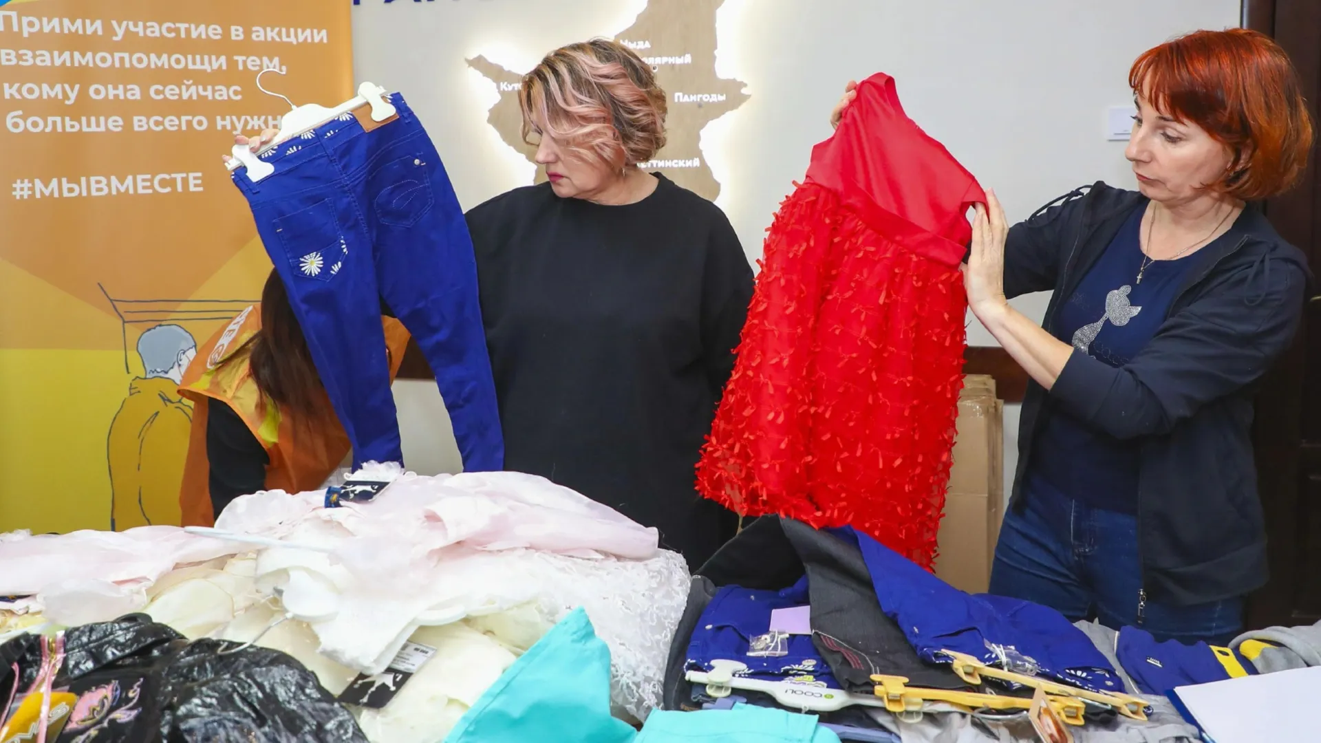 Жители ДНР получат в подарок с Ямала зимнюю одежду для малышей, комплекты для новорожденных, праздничные платья для девочек. Фото: t.me/nadym_region