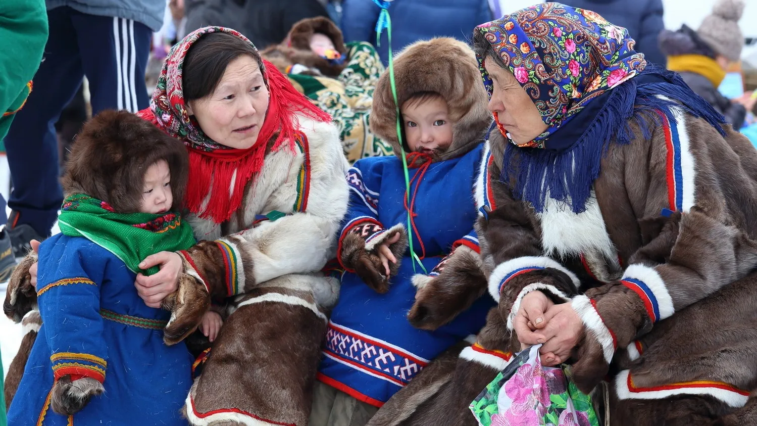 Семья оленеводов приехала на праздник. Фото: Grigorii Pisotsckii / Shutterstock / Fotodom