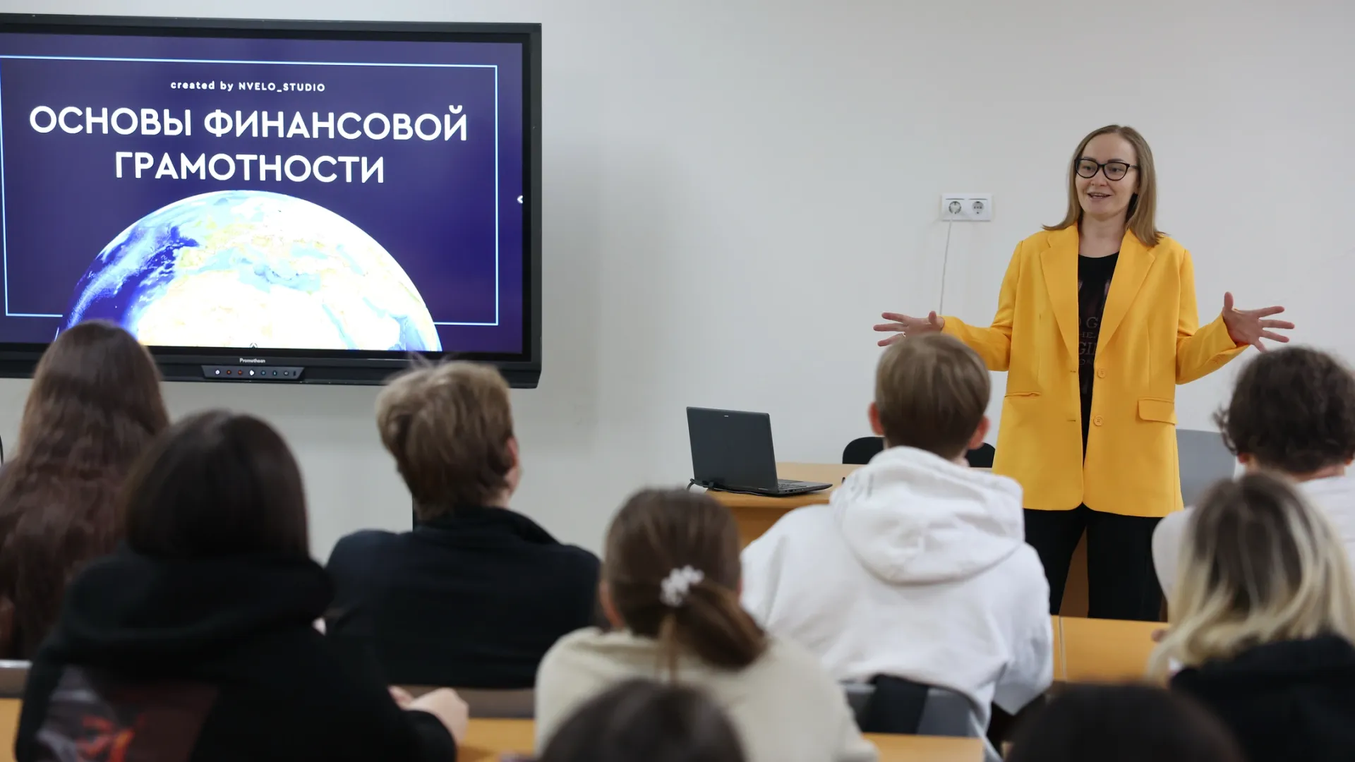 Лекция со студентами проходила в формате беседы. Фото: Андрей Ткачев / «Ямал-Медиа»