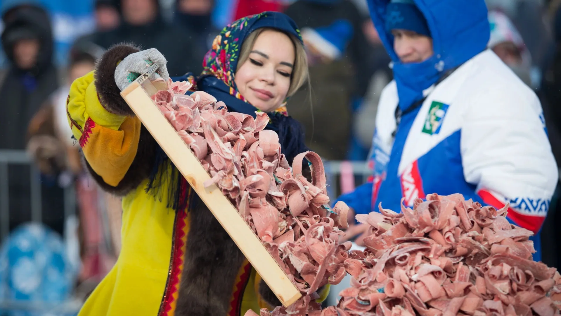 В Аксарке зафиксировали рекорд: 154 кг строганины из оленьего мяса. Фото: Владимир Кузнецов / «Ямал-Медиа»