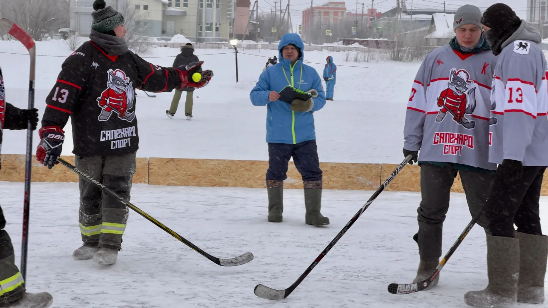 В ледовых баталиях участвовали четыре команды. Фото: Андрей Ткачев / «Ямал-Медиа»