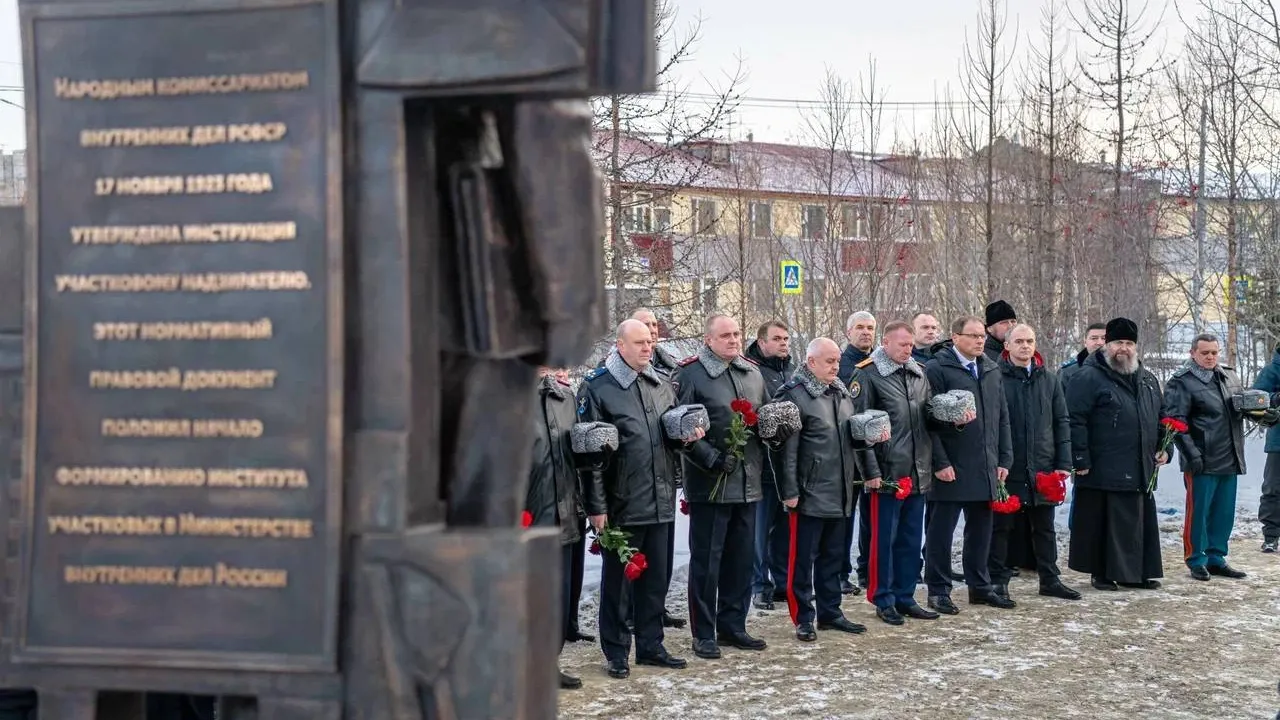 Церемония открытия памятника участковому. Фото: «Ямал-Медиа»