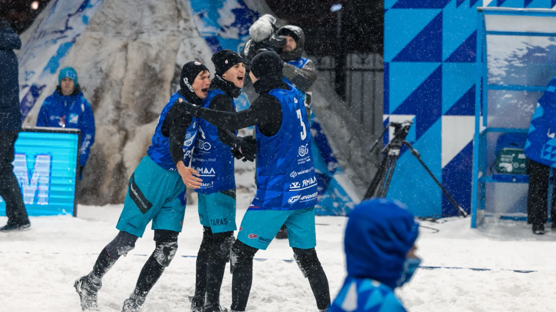 В Казани за победу боролись семь мужских команд. Фото: Сергей Зубков / «Ямал-Медиа»