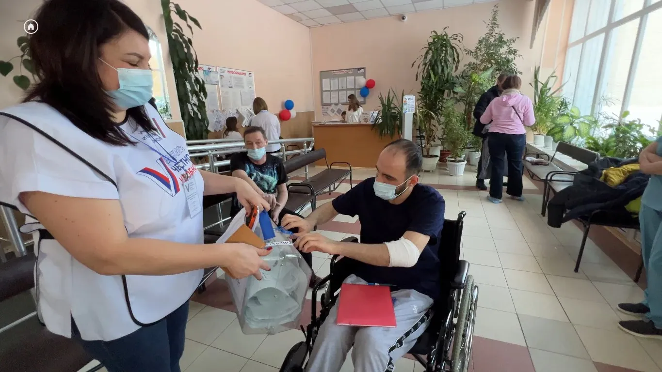 Участник СВО голосует в ноябрьской больнице. Фото: Ольга Климова / «Ямал-Медиа»