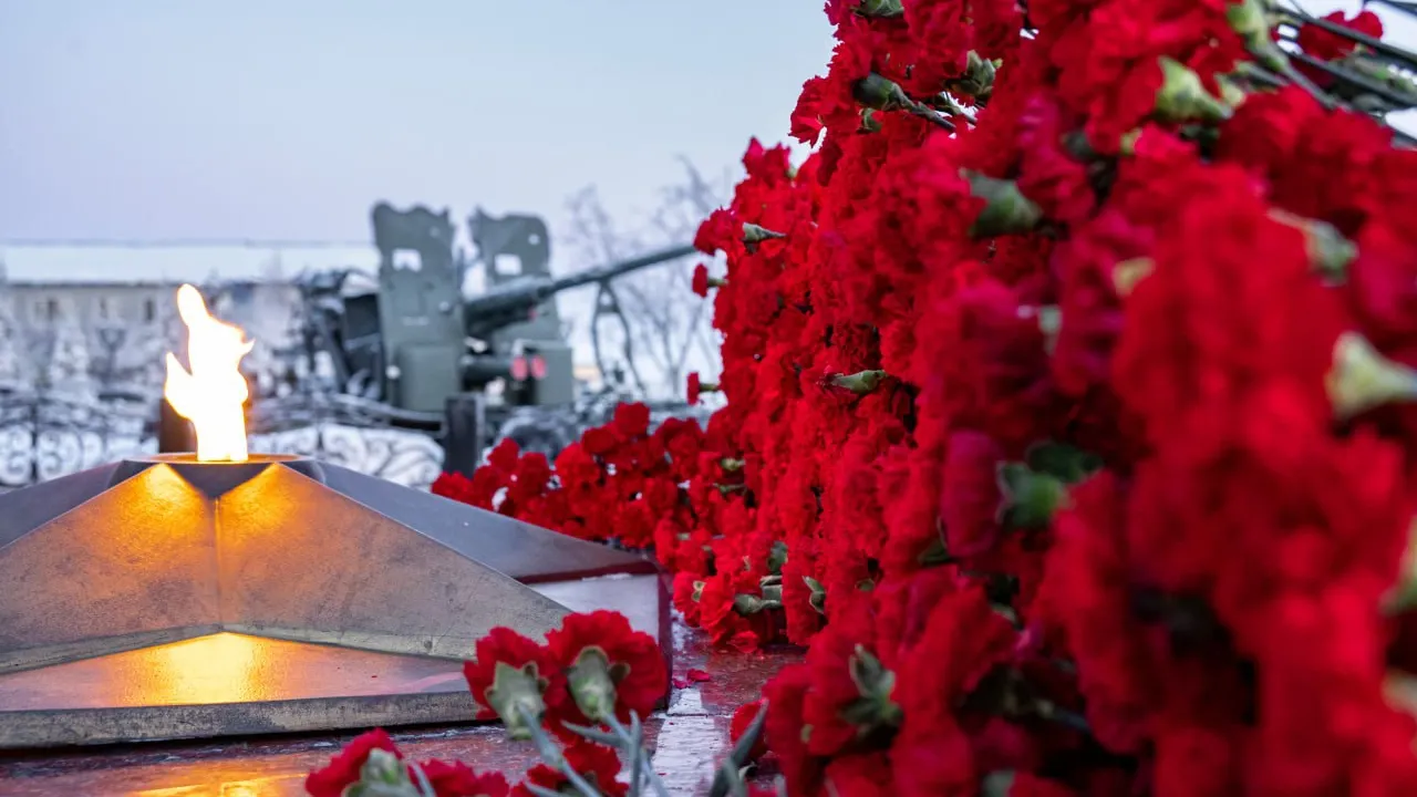 В День Неизвестного Солдата к мемориалам легли живые цветы. Фото: t.me/an_kugaevskiy