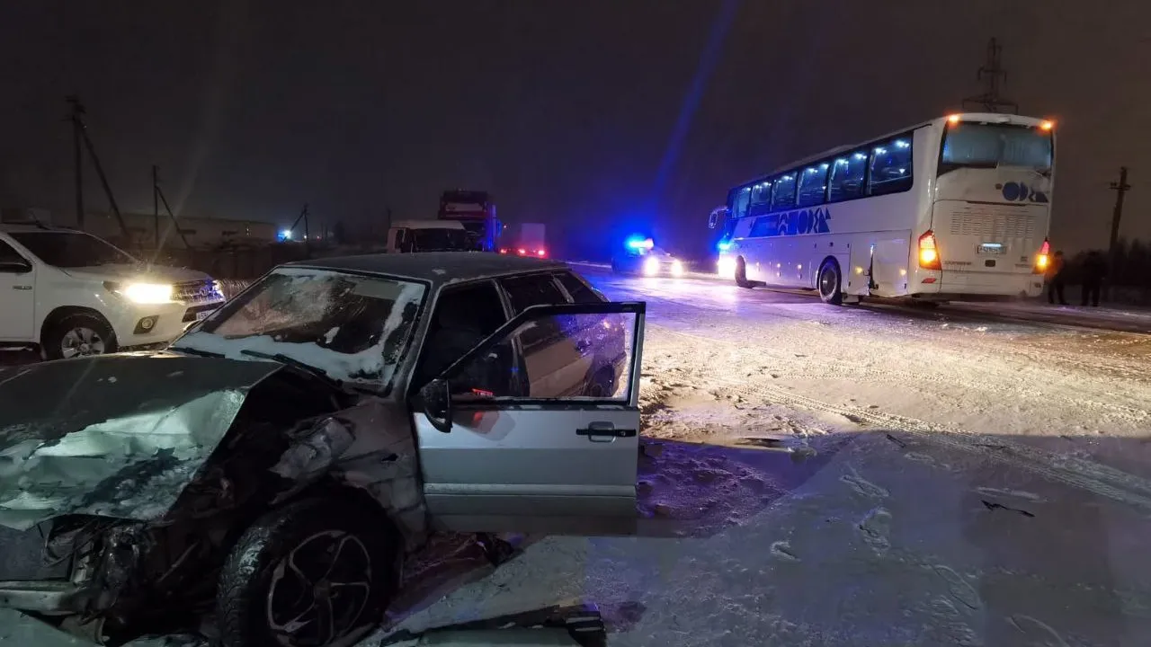 Три человека пострадали в жестком ДТП с автобусом в Новом Уренгое. Фото |  Север-Пресс