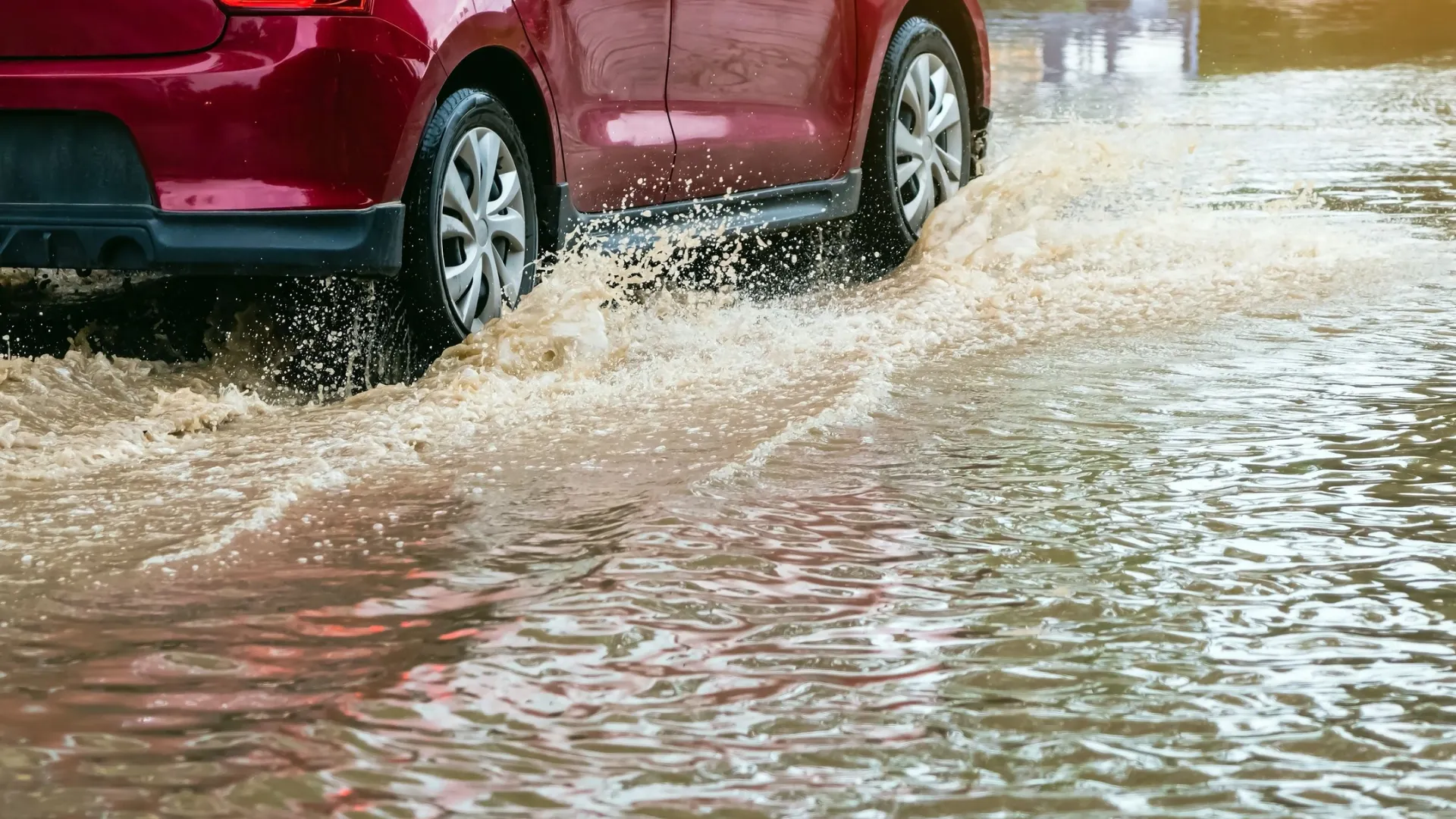 Автомобилистам было сложно преодолеть затопленный мост. Фото: Nach-Noth/Shutterstock/Fotodom