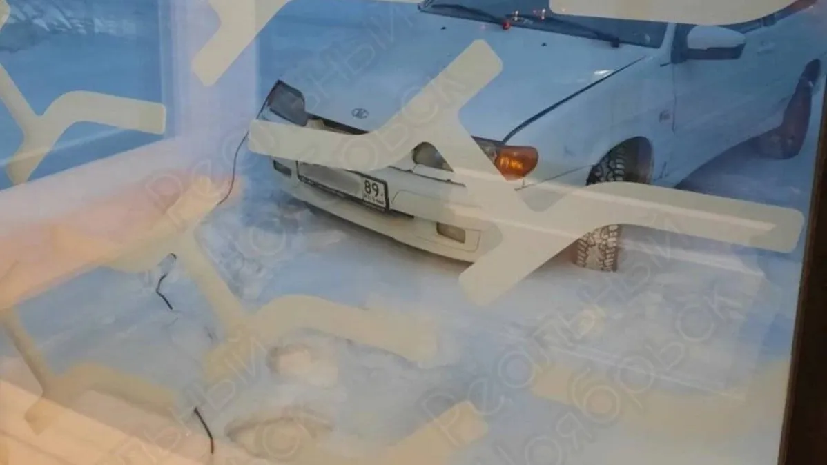 Жители Ноябрьска пишут, что это не первый случай подогрева машины от «общественной розетки». Фото: t.me/realnoyabrsk
