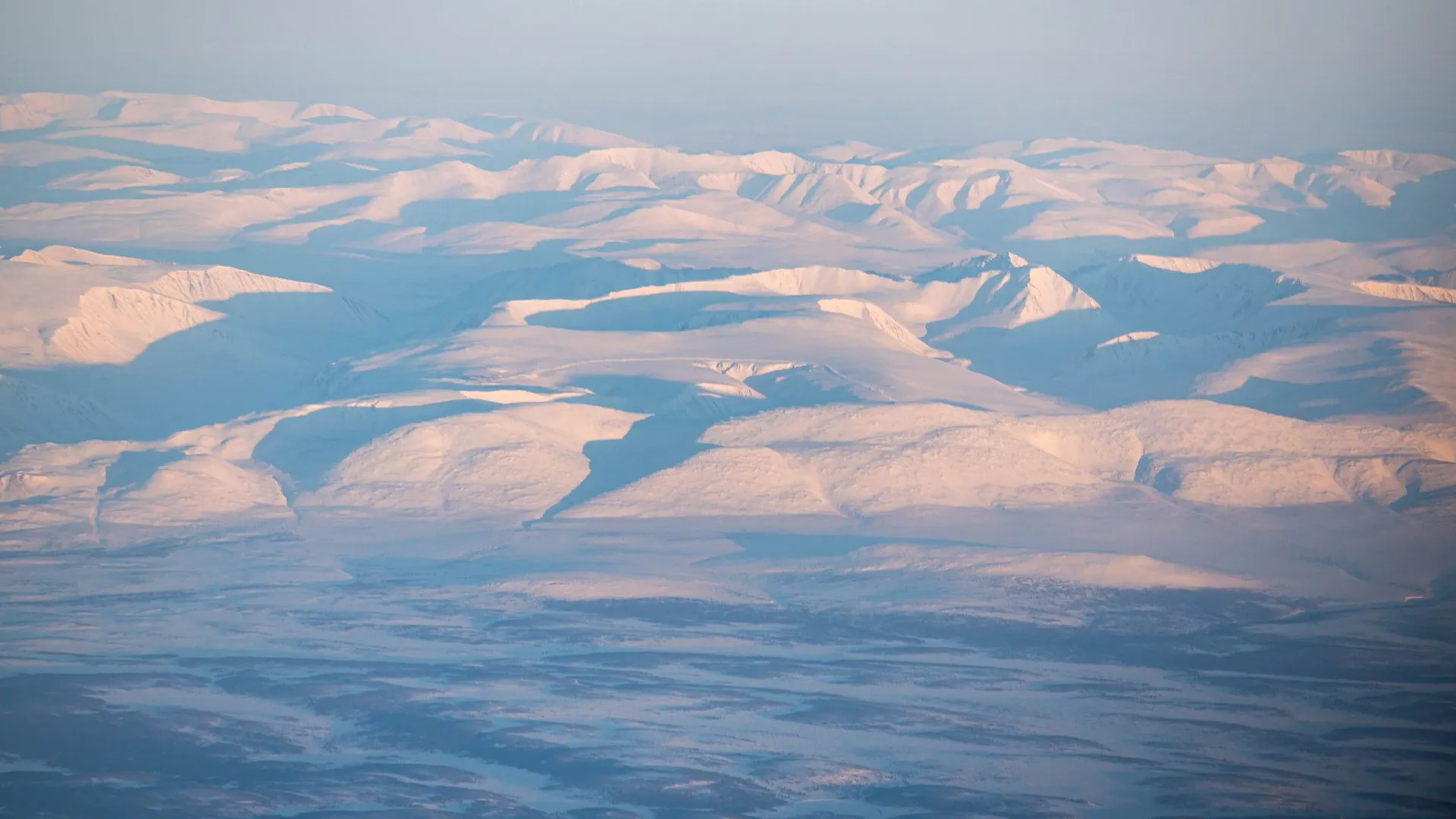 Заснеженные вершины Уральских гор. Фото: Юлия Чудинова / «Ямал-Медиа»