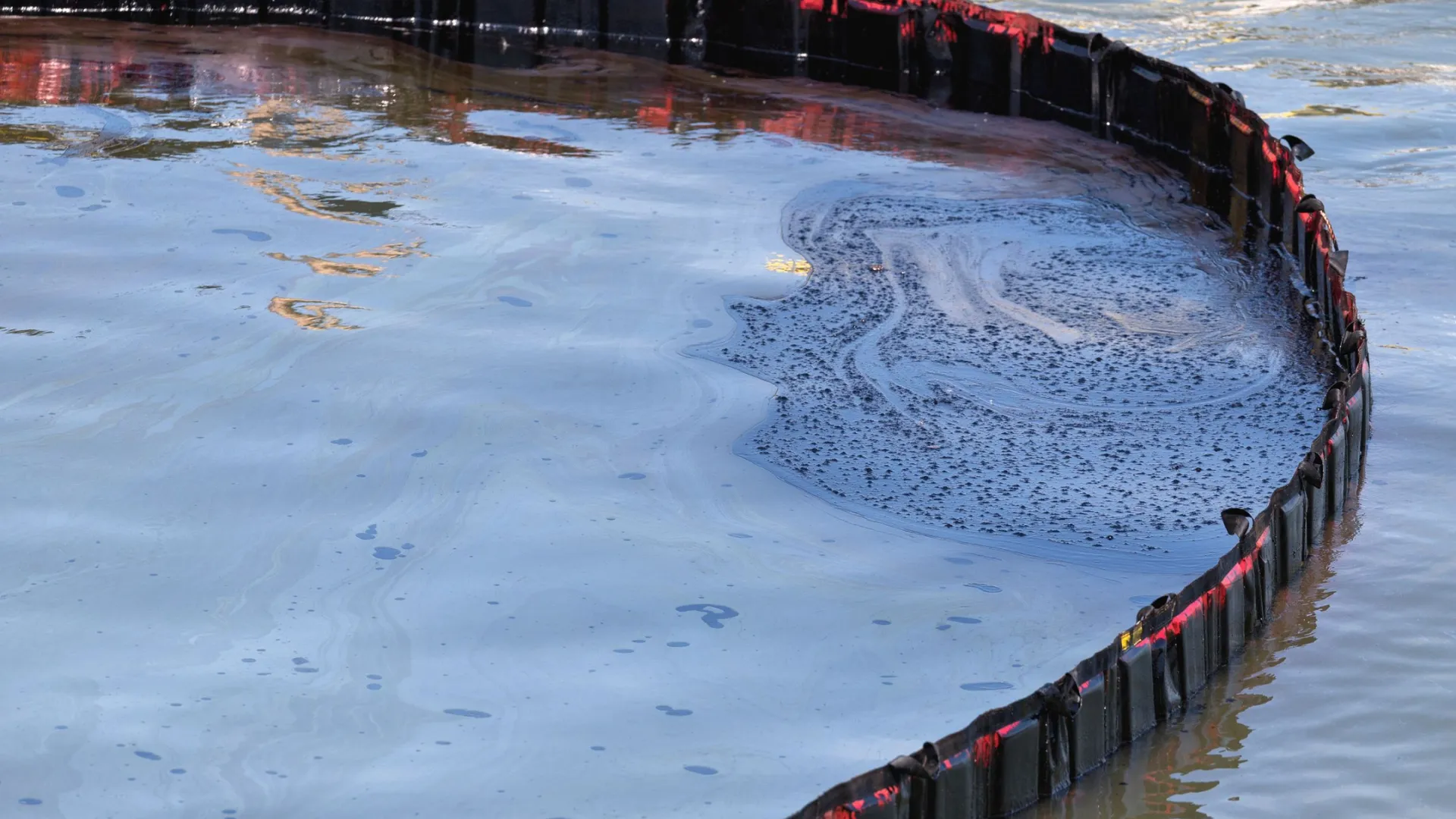 На реке в ЯНАО обнаружили нефтеразлив. Фото: Bjoern Wylezich / Shutterstock / Fotodom