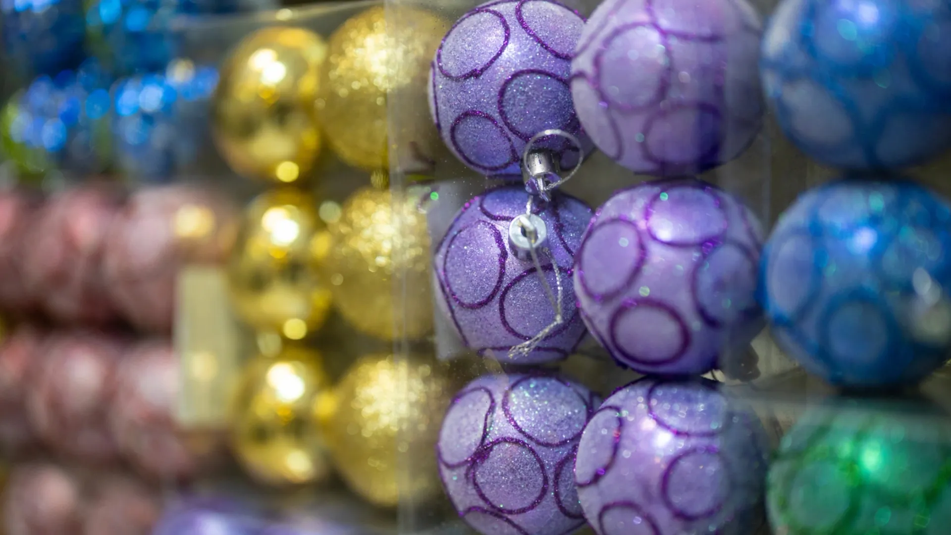 Стоимость новогодних шаров выросла на 17%. Фото: Федор Воронов / «Ямал-Медиа»