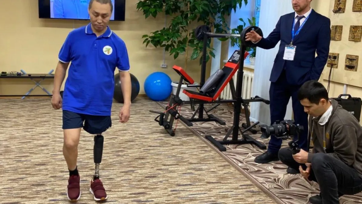 Вячеслав Лаптандер уже научился твердо стоять на ногах и даже крутить педали. Фото: t.me/salekhard_admin